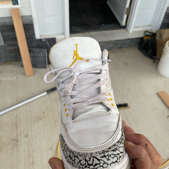 Selling shoes no need for them anymore good condition - Picture 2 of 4